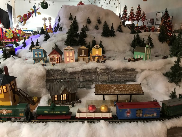 Free Christmas Train Display! Entertrainment Junction